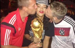 Rihanna (C), recebe 'beijo duplo' de Lukas Podolski (E) e Bastian Schweinsteiger (D)