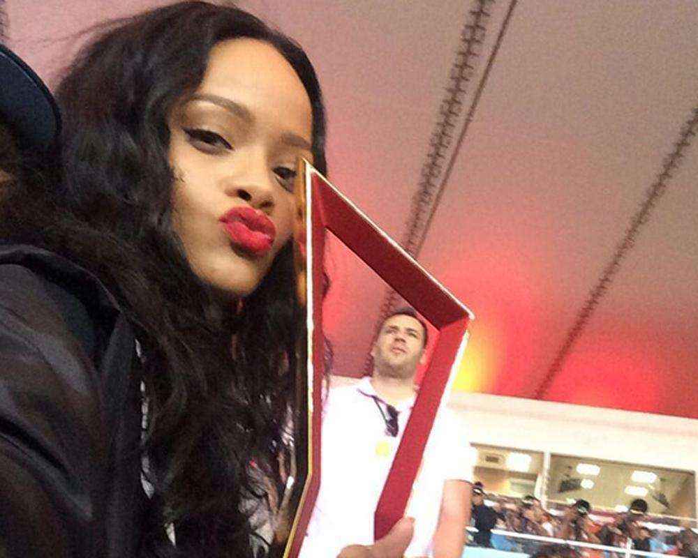 Ainda no Maracanã, Rihanna segura o prêmio dado a Mario Götze, eleito melhor jogador da final
