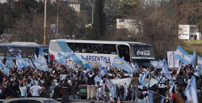 Milhares de torcedores recepcionam Argentina na chegada a Buenos Aires