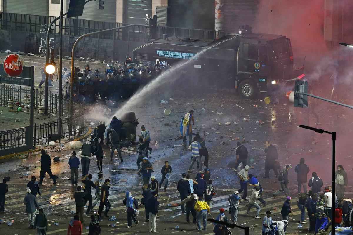 Quebradeira, pancadaria e destruio: atos de selvageria tomaram conta do Obelisco de Buenos Aires depois da derrota da Seleo Argentina na Copa do Mundo 