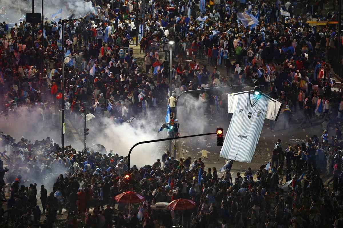 Quebradeira, pancadaria e destruio: atos de selvageria tomaram conta do Obelisco de Buenos Aires depois da derrota da Seleo Argentina na Copa do Mundo 