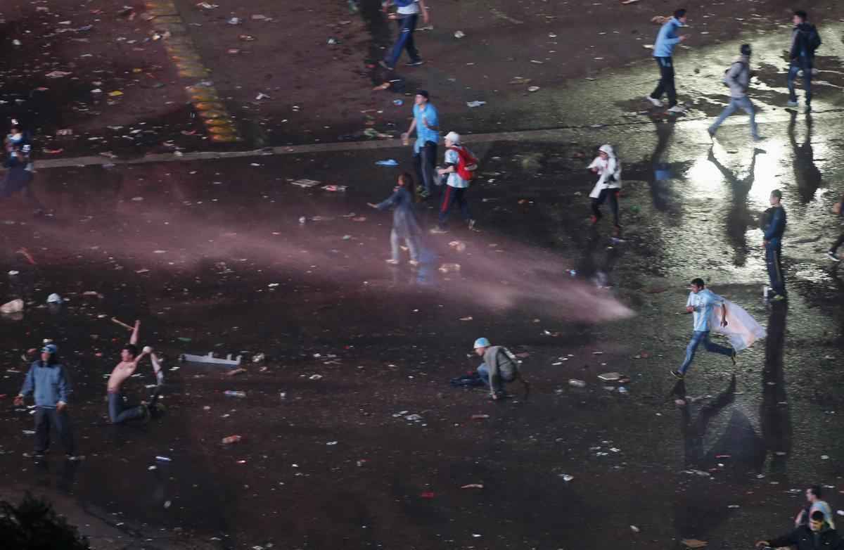 Quebradeira, pancadaria e destruio: atos de selvageria tomaram conta do Obelisco de Buenos Aires depois da derrota da Seleo Argentina na Copa do Mundo 