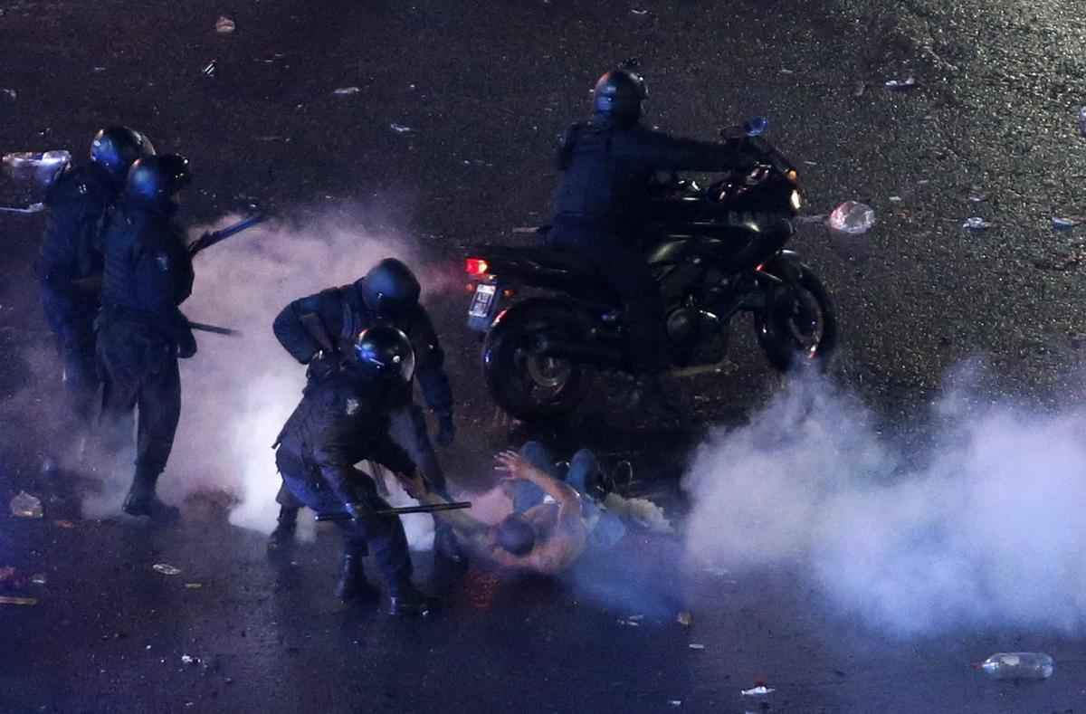 Quebradeira, pancadaria e destruio: atos de selvageria tomaram conta do Obelisco de Buenos Aires depois da derrota da Seleo Argentina na Copa do Mundo 