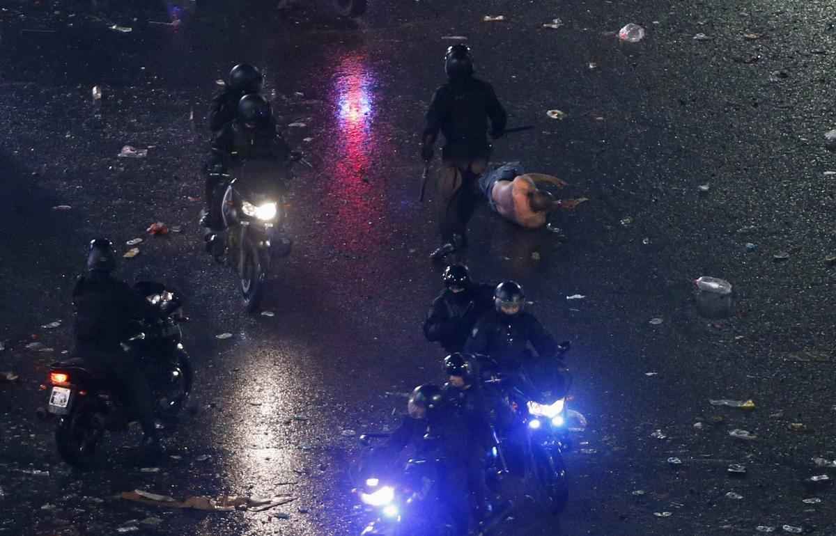 Quebradeira, pancadaria e destruio: atos de selvageria tomaram conta do Obelisco de Buenos Aires depois da derrota da Seleo Argentina na Copa do Mundo 