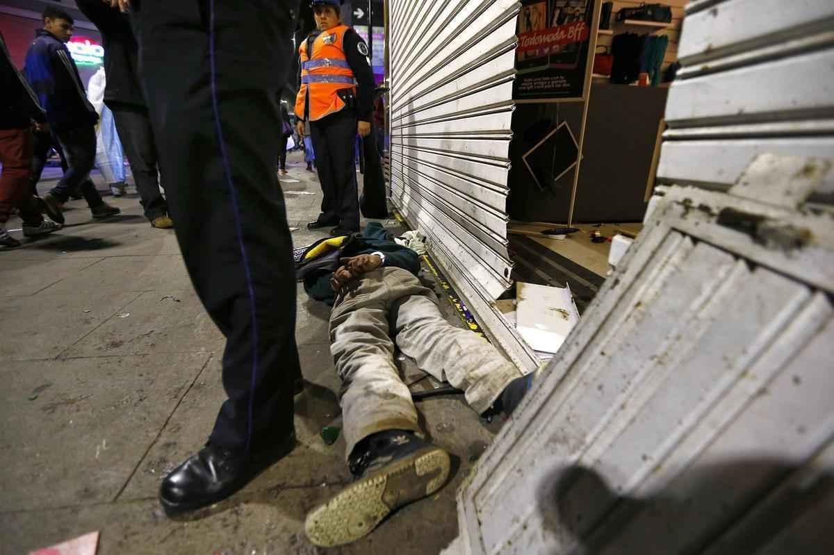 Quebradeira, pancadaria e destruio: atos de selvageria tomaram conta do Obelisco de Buenos Aires depois da derrota da Seleo Argentina na Copa do Mundo 