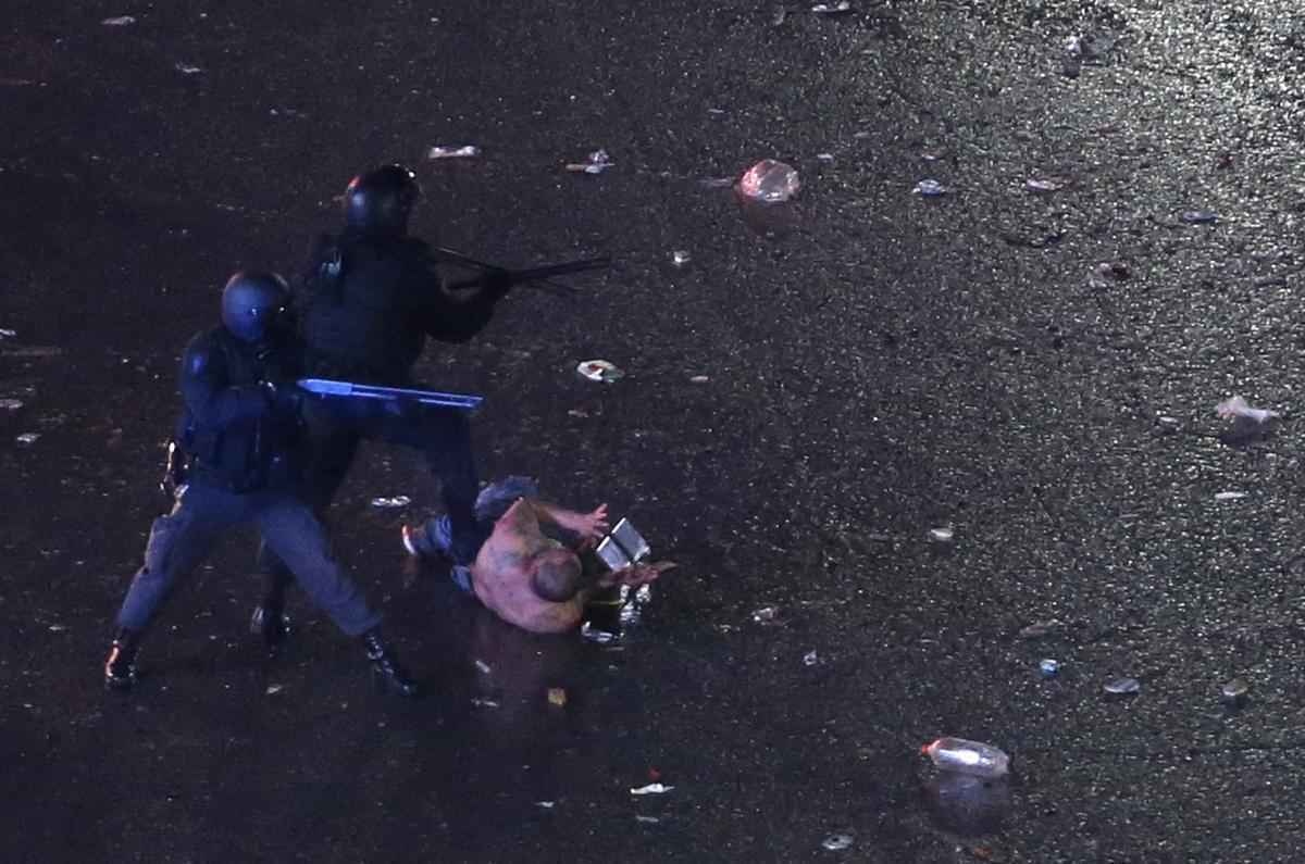 Quebradeira, pancadaria e destruio: atos de selvageria tomaram conta do Obelisco de Buenos Aires depois da derrota da Seleo Argentina na Copa do Mundo 