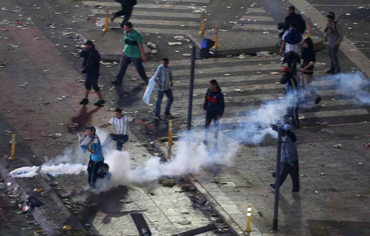 Quebradeira, pancadaria e destruio: atos de selvageria tomaram conta do Obelisco de Buenos Aires depois da derrota da Seleo Argentina na Copa do Mundo 