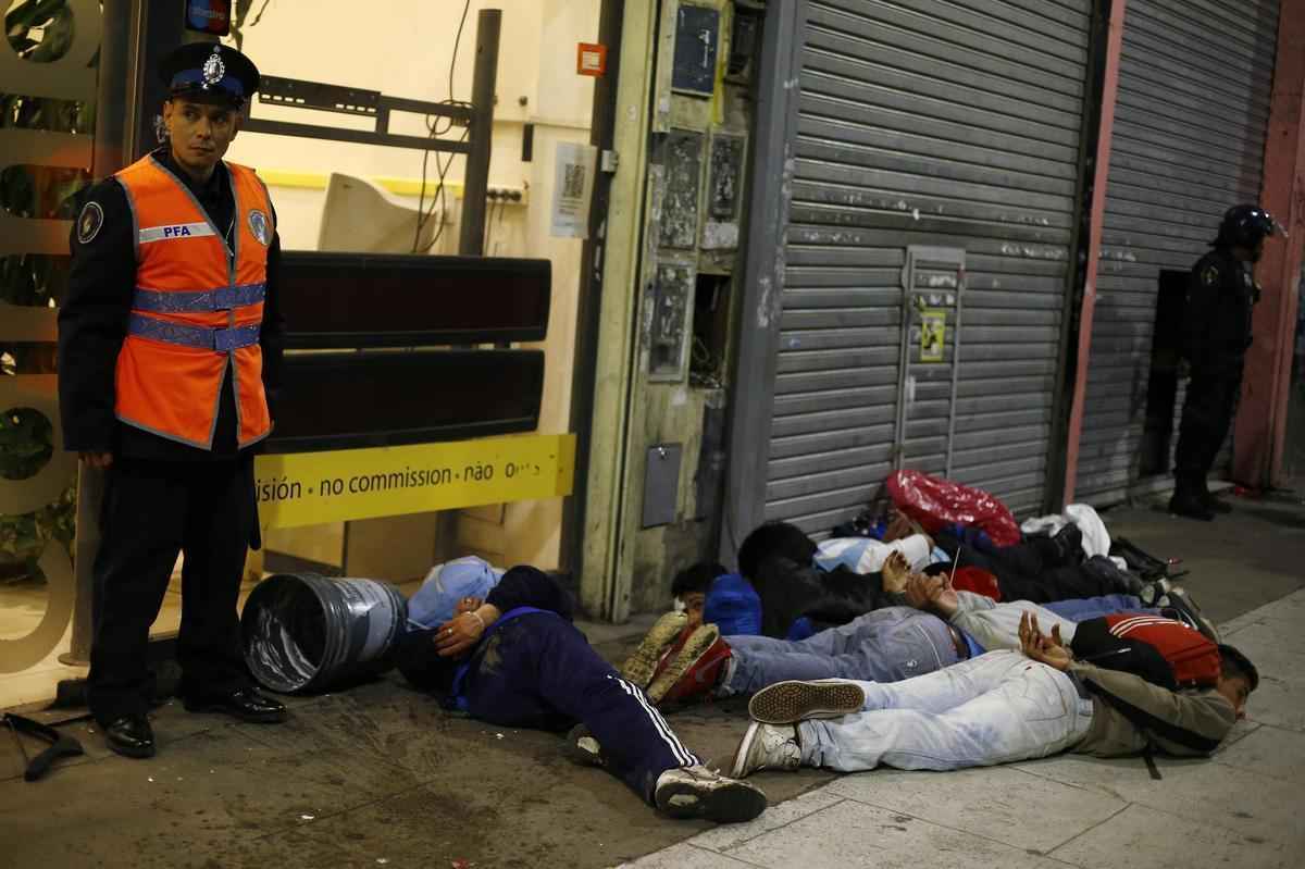 Quebradeira, pancadaria e destruio: atos de selvageria tomaram conta do Obelisco de Buenos Aires depois da derrota da Seleo Argentina na Copa do Mundo 