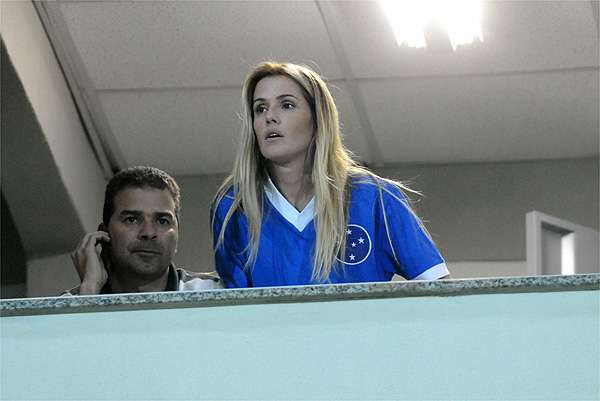 Na torcida por Roger, Deborah Secco acompanha a goleada do Cruzeiro