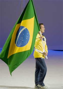 Ginasta Diego Hypolito carregou a bandeira do Brasil na cerimnia (AFP PHOTO/Alfredo Estrella )