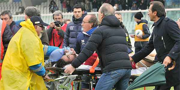 Jogador da Premier League sofre parada cardíaca em campo