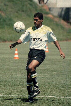 Camisa 10 Silas foi contratado em novembro de 2001 pelo Coelho (Jair Amaral/Estado de Minas -06/11/2001)