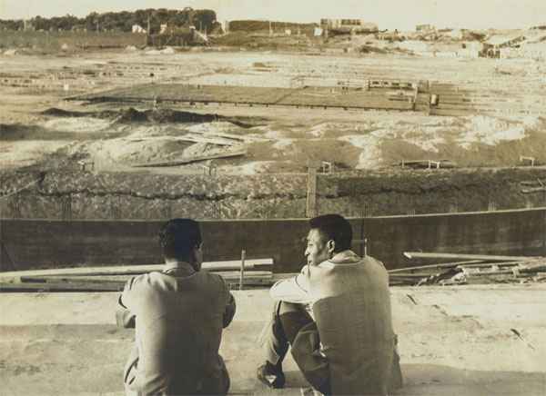 Zito e Pelé, do Santos, durante visita às obras de construção do Mineirao em 1963 (Arquivo Estado de Minas)