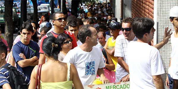 Procura elevada por ingressos faz com que longas filas sejam formadas no Mercado Central (Rodrigo Clemente/EM/D.A Press)