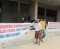 Antigos ambulantes do Mineirão protestam do lado de fora do Gigante da Pampulha