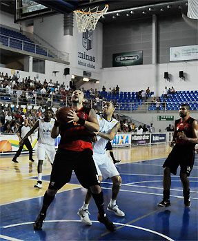 Equipe de basquete conquista vitórias consecutivas e avança para