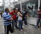 Morador filma ataque de torcedores contra loja do Cruzeiro no Barro Preto