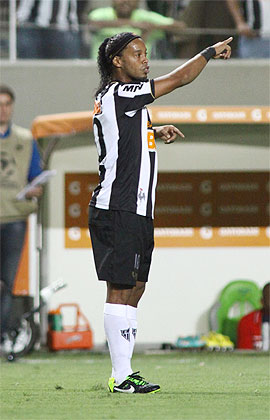 Rei não perde a majestade! Ronaldinho Gaúcho marca golaço em