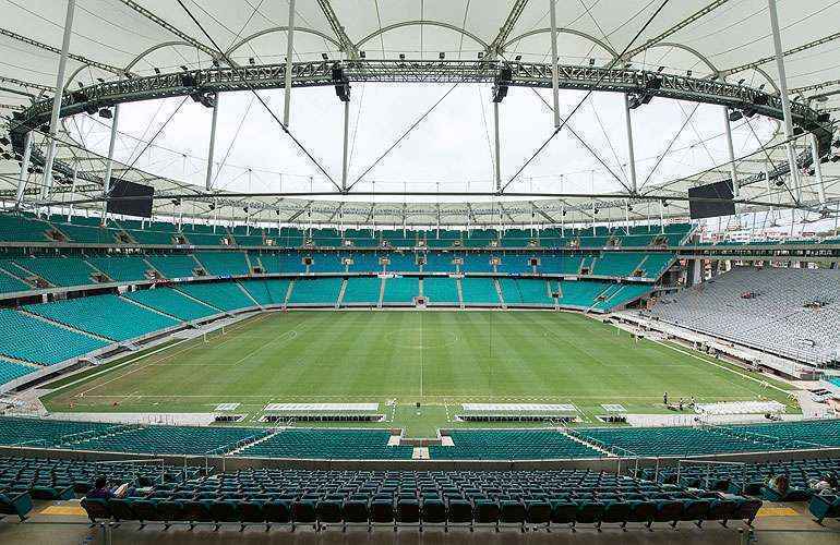 Arquibancada mvel ( direita) aumentar a capacidade da Arena Fonte Nova em 5 mil lugares para a Copa das Confederaes (AFP PHOTO Yasuyoshi CHIBA)
