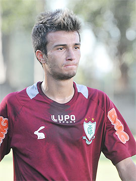 Ex-América, Andrei Girotto vira zagueiro na França e é referência