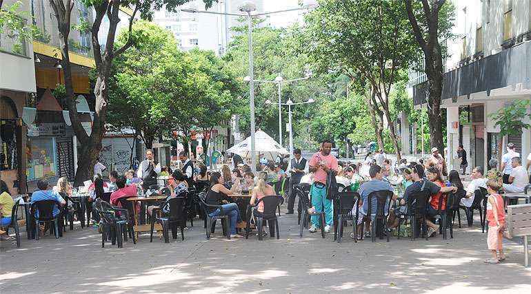 Savassi tem vida cultural rica; bares atraem muitas pessoas durante o dia e principalmente  noite (Cristina Horta/EM/D.A Press)