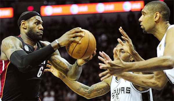 AFP PHOTO/Frederic J. BROWN 