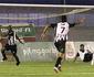 Massagista invade campo e impede gol da classificao do Tupi na Srie D nacional