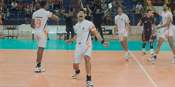 Na volta ao profissional, JF Vôlei bate Minas no tie-break na