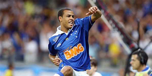 Jovem campeão, Mayke pode se valorizar ainda mais com a camisa do Cruzeiro na temporada 2014 (Rodrigo Clemente/EM/D.A Press) Jovem campeão, Mayke pode se valorizar ainda mais com a camisa do Cruzeiro na temporada 2014 (Rodrigo Clemente/EM/D.A Press)