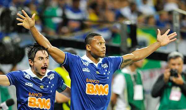 Decisivo: Jlio Baptista marcou dois gols na vitria por 3 a 0 sobre o Botafogo, em confronto direto (Juarez Rodrigues/EM/D.A Press)