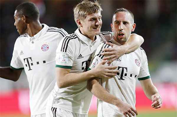 Toni Kroos comemora com Franck Ribry;  francs marcou primeiro gol do Bayern no Marrocos (REUTERS/Ahmed Jadallah)