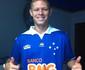 Com contrato por cinco anos, meia Marlone j posa com a camisa do Cruzeiro