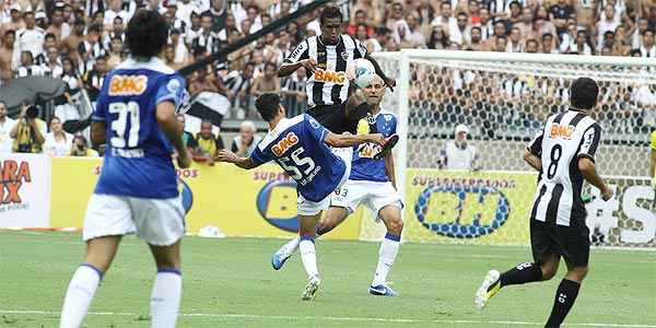 No jogo da reinaugurao, Cruzeiro venceu o Atltico por 2 a 1 com o Mineiro lotado (Rodrigo Clemente/EM/D.A Press)
