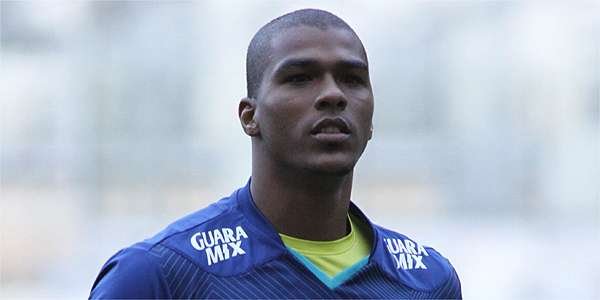 Elisson tem nova missão de substituir Fábio no gol e quer mostrar serviço