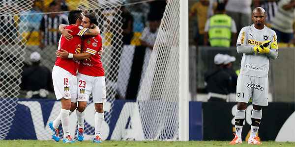 Canales comemora com Oscar Jaime o gol da vitória chilena em perfeita cobrança de pênalti (REUTERS/Sergio Moraes)