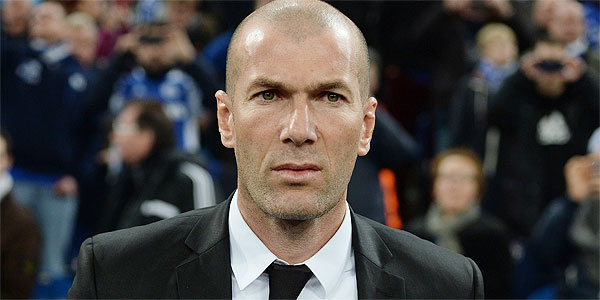 Atualmente assistente tcnico de Ancelotti no Real,  Zidane teve pedido de dirigir Frana recusado (AFP PHOTO / PATRIK STOLLARZ )