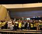 Seleo Brasileira chega a Belo Horizonte e torcedores se aglomeram na porta do hotel