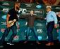 Vdeo: adversrios em setembro, Jon Jones e Cormier brigam durante promoo do UFC 178