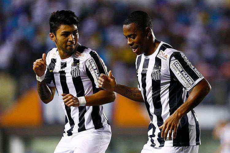 Em jogo com polêmicas, Santos bate Coritiba na Vila Belmiro e