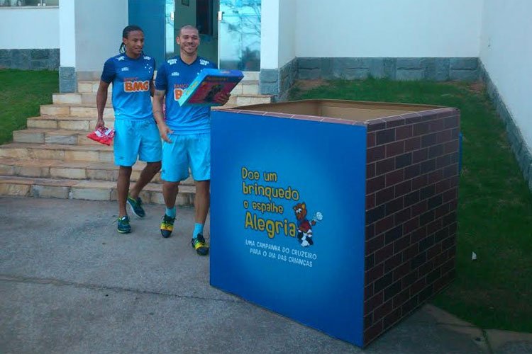 Jogadores do Cruzeiro aderem à campanha de doação de brinquedos e descontraem clima