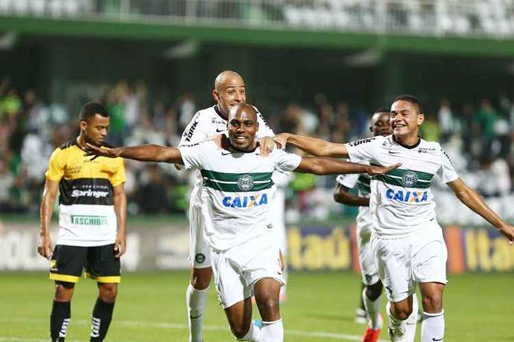 Cruzeiro vence o CRB, afasta mais um fantasma e segue sobrando