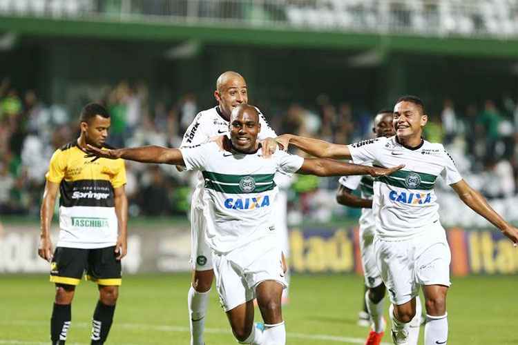 Coritiba vence jogo maluco contra o Internacional marcado por