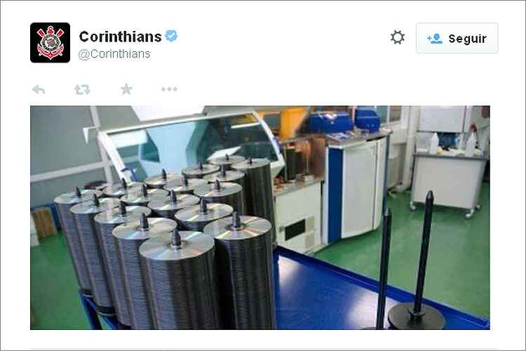 Absolvido, Corinthians provoca Inter e Grmio publicando imagem de DVDs nas redes sociais