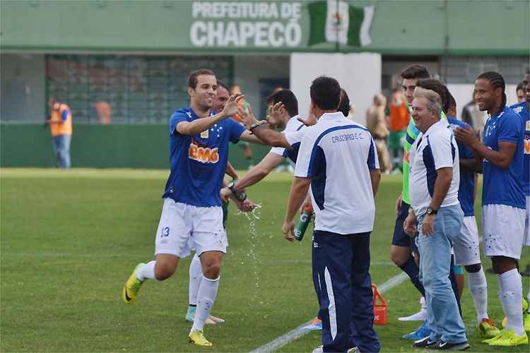 Com o brilho dos pratas da casa