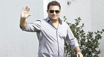 Ele sai, mas vêm reforços