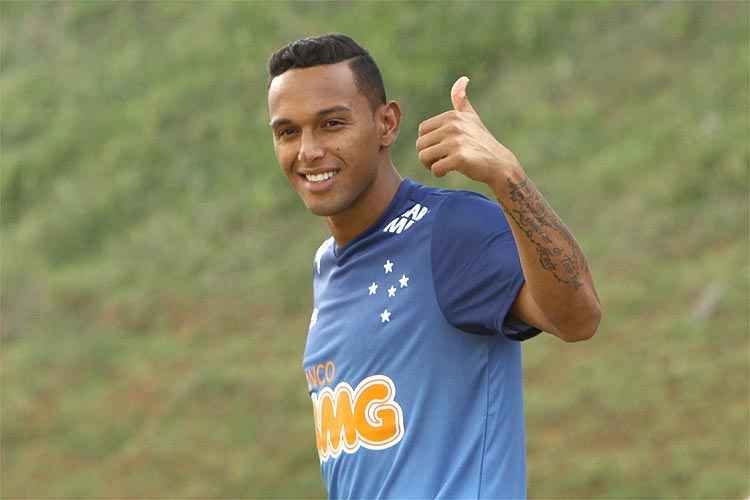 Gilson retorna à Toca e diz que está preparado para substituir o melhor lateral do Brasil