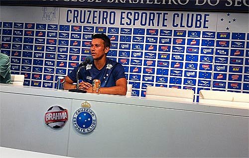 Henrique lamenta saída de Nilton, mas demonstra confiança em Seymour para a vaga