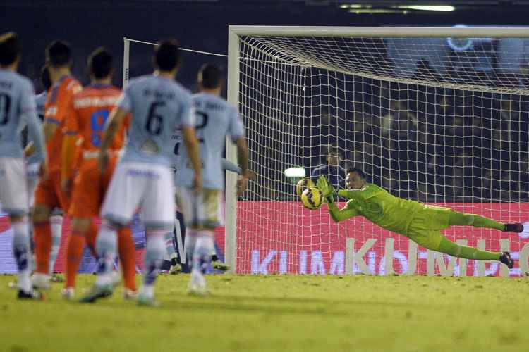 Goleiro do Fortaleza se torna o maior pegador de pênalti do