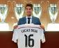 Volante Lucas Silva passa por exames,  aprovado e posa com a camisa do Real Madrid