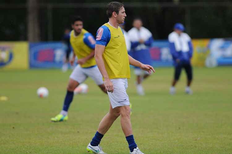 Depois de duas partidas na zaga, Fabiano se prepara para, enfim, jogar na lateral do Cruzeiro
